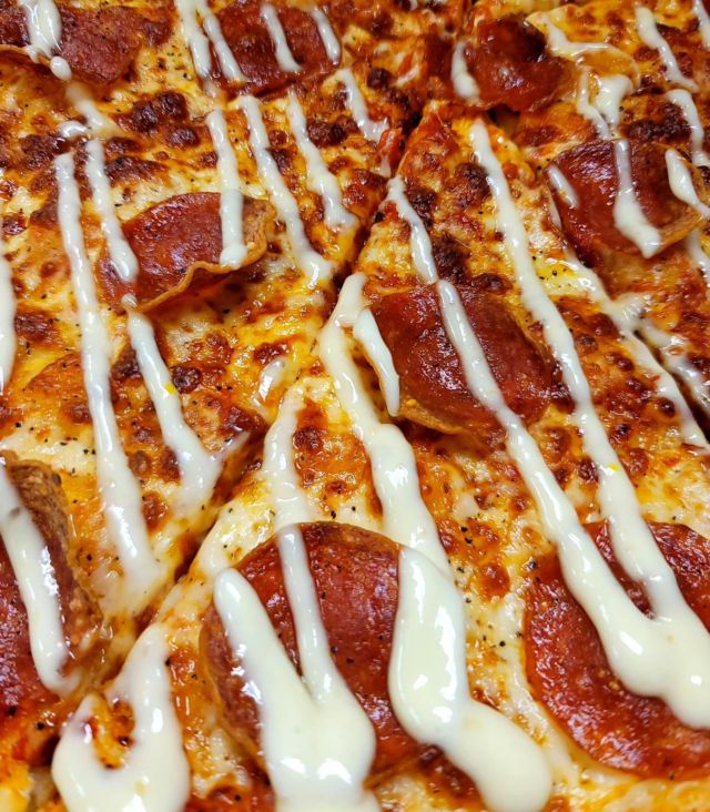 Pep and Cheese is the universal pizza for a reason. 🧡

#pizza #pepperoni #pepandcheese #cheese #thunderbay #thunderbayfood #ontariofood #lunch